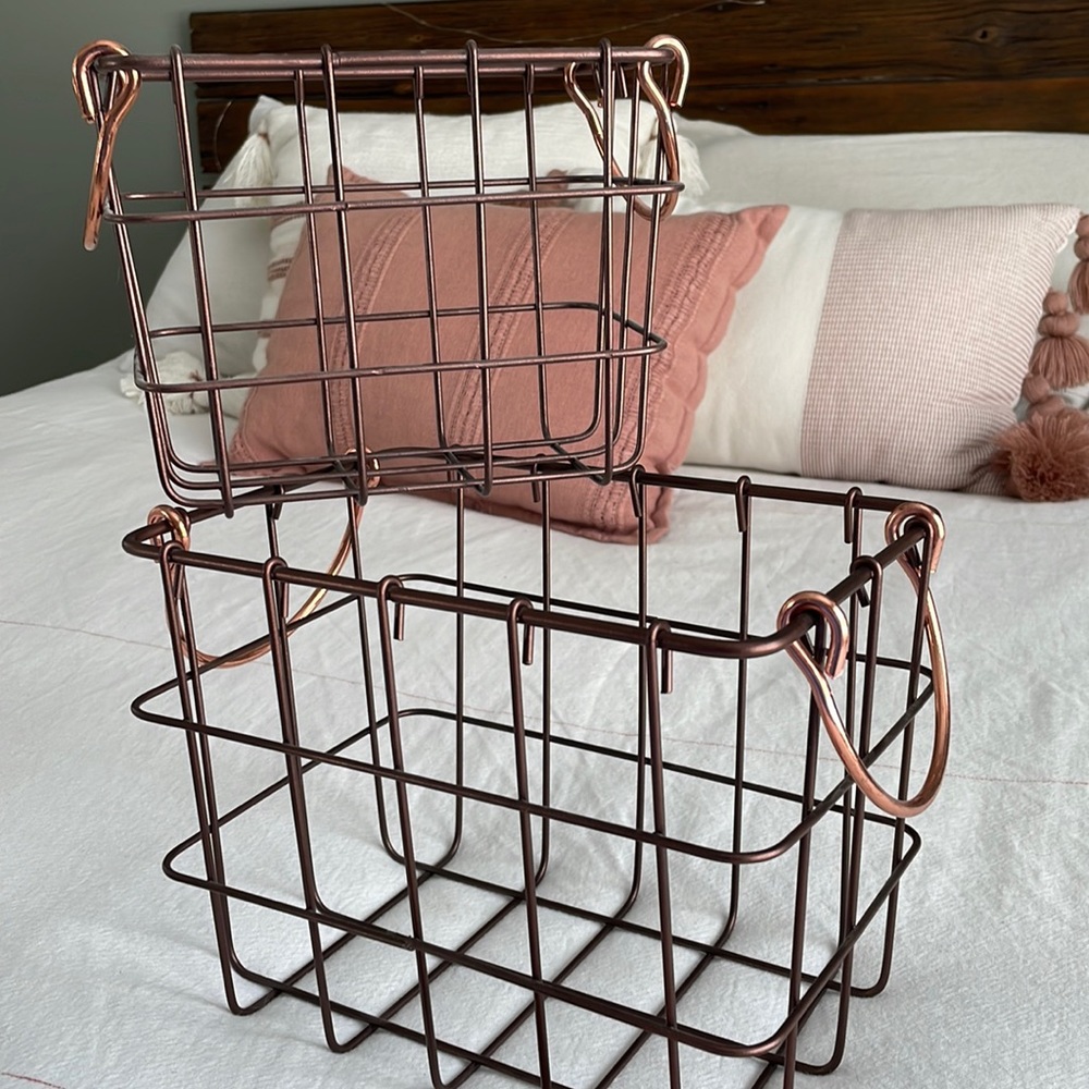Set of 2 wire baskets.